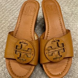 Tory Burch Wedge/Platform logo sandals in tan/camel with gold studs. Size 7.
